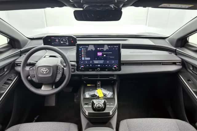 Toyota bZ4X (2026) thumbnail 3