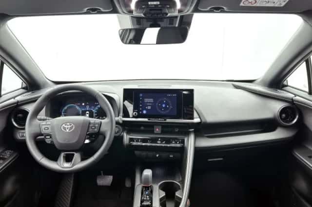 Toyota C-HR (2025) thumbnail 2
