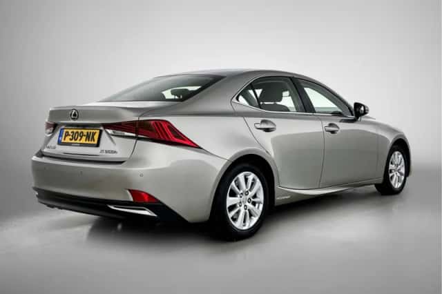 Lexus IS (2017) thumbnail 2