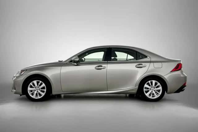 Lexus IS (2017) thumbnail 3