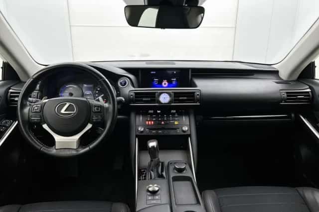 Lexus IS (2017) thumbnail 4