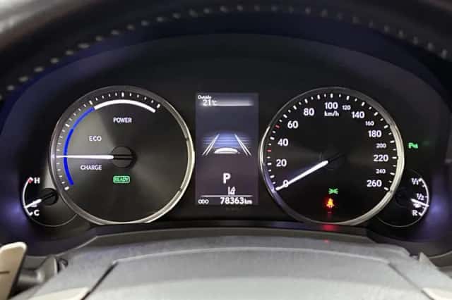 Lexus IS (2017) thumbnail 5