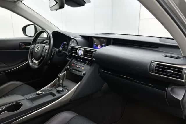 Lexus IS (2017) thumbnail 6