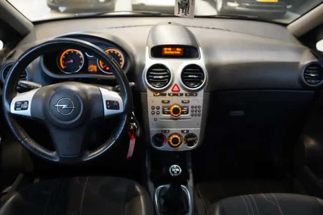 Opel Corsa (2012) thumbnail 2