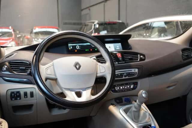 Renault Scénic (2011) thumbnail 2