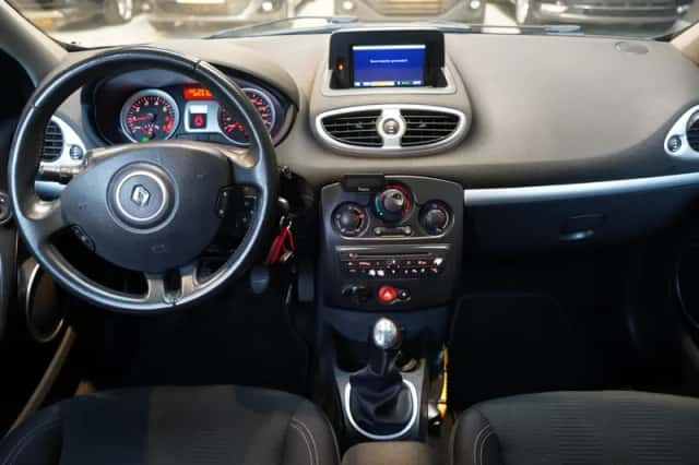 Renault Clio (2011) thumbnail 2