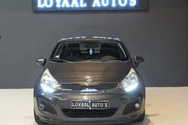 Kia Rio (2015) thumbnail 3