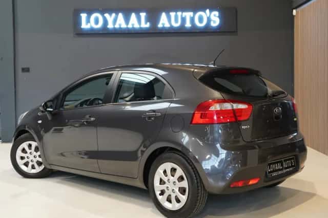 Kia Rio (2015) thumbnail 6