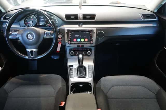 Volkswagen Passat (2011) thumbnail 2
