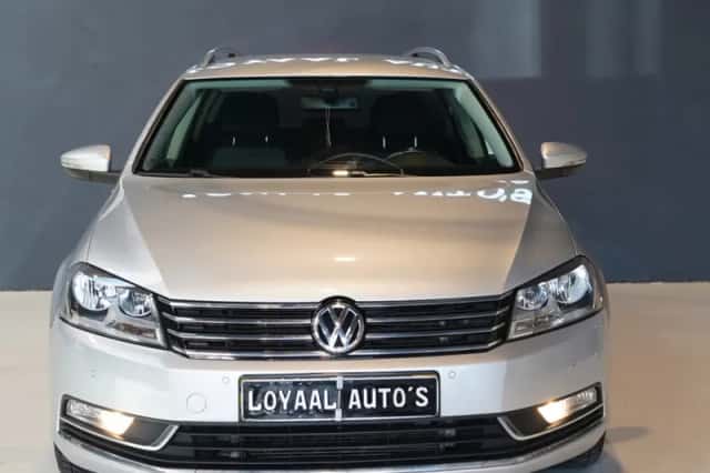 Volkswagen Passat (2011) thumbnail 3