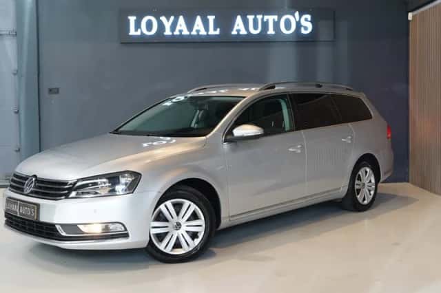 Volkswagen Passat (2011) thumbnail 4