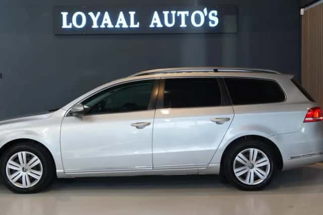 Volkswagen Passat (2011) thumbnail 5