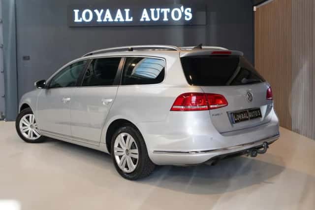 Volkswagen Passat (2011) thumbnail 6