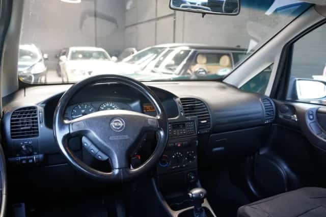 Opel Zafira (2001) thumbnail 2