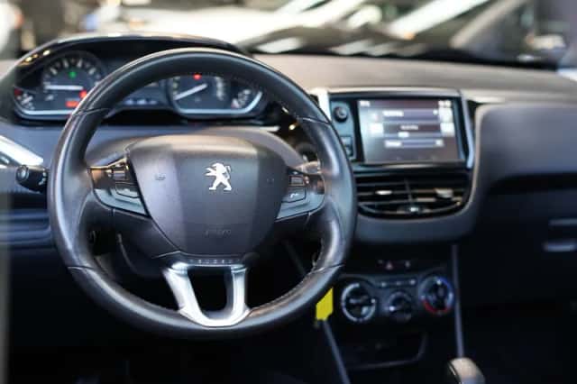 Peugeot 2008 (2016) thumbnail 2