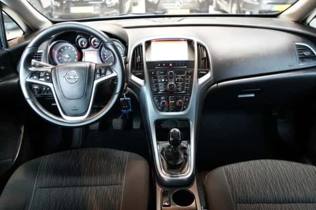 Opel Astra (2015) thumbnail 2