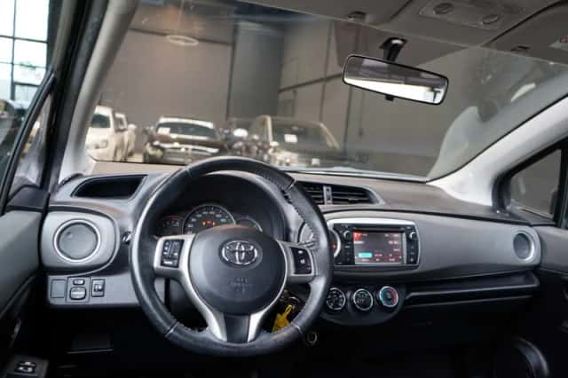 Toyota Yaris (2011) thumbnail 2