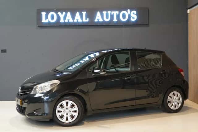 Toyota Yaris (2011) thumbnail 4