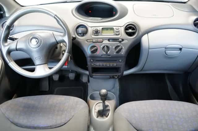 Toyota Yaris (2002) thumbnail 2