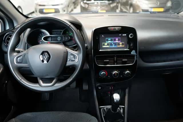 Renault Clio (2018) thumbnail 2
