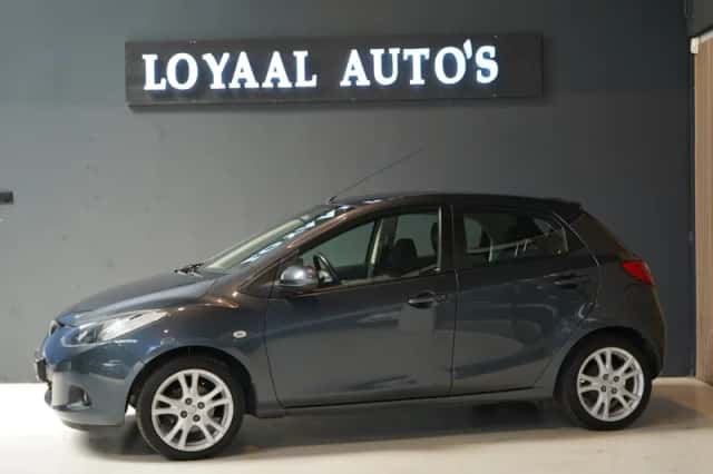 Mazda 2 (2010) thumbnail 3