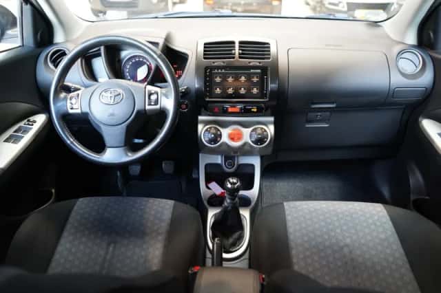 Toyota Urban cruiser (2009) thumbnail 2