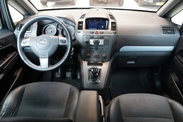 Opel Zafira (2008) thumbnail 2