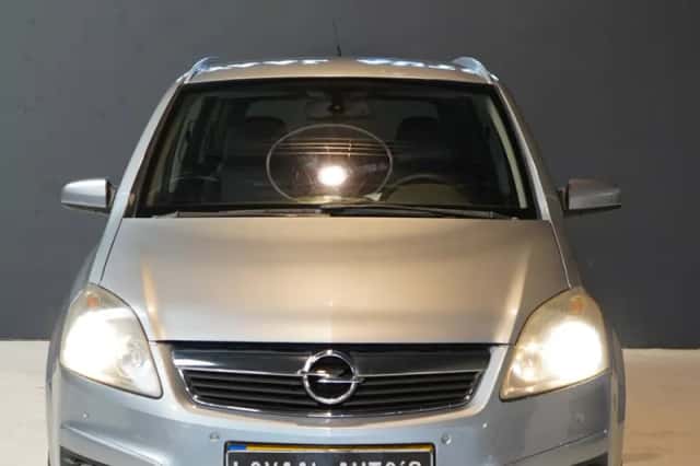 Opel Zafira (2008) thumbnail 3
