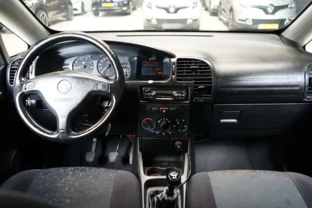 Opel Zafira (2001) thumbnail 2