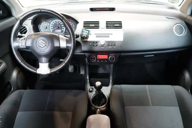 Suzuki Swift (2008) thumbnail 2