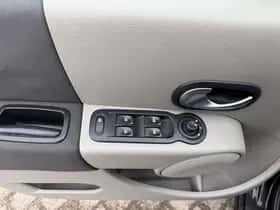 Renault Modus (2005) thumbnail 10