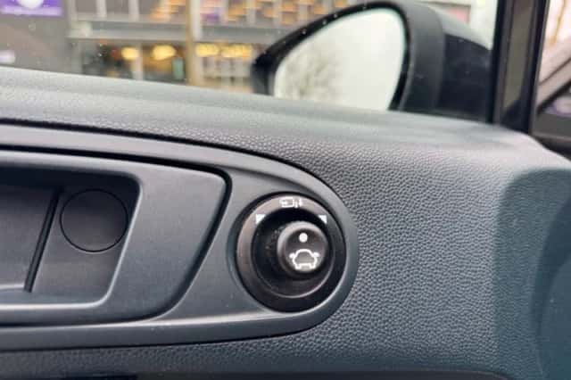 Ford Fiesta (2012) thumbnail 16