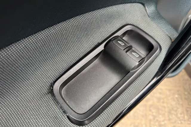 Ford Fiesta (2012) thumbnail 19