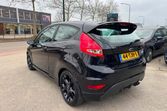 Ford Fiesta (2012) thumbnail 4
