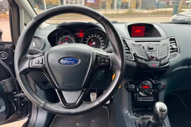 Ford Fiesta (2012) thumbnail 9