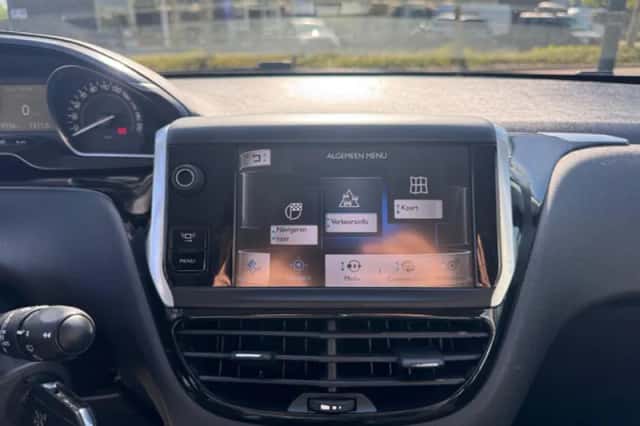 Peugeot 208 (2012) thumbnail 14