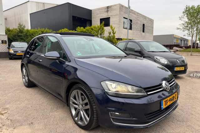 Volkswagen Golf (2015) thumbnail 2