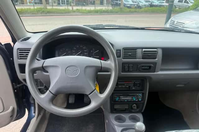 Mazda Demio (2000) thumbnail 11