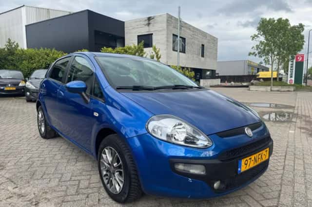 Fiat Punto (2010) thumbnail 2