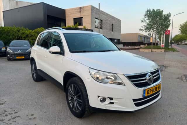 Volkswagen Tiguan (2009) thumbnail 2