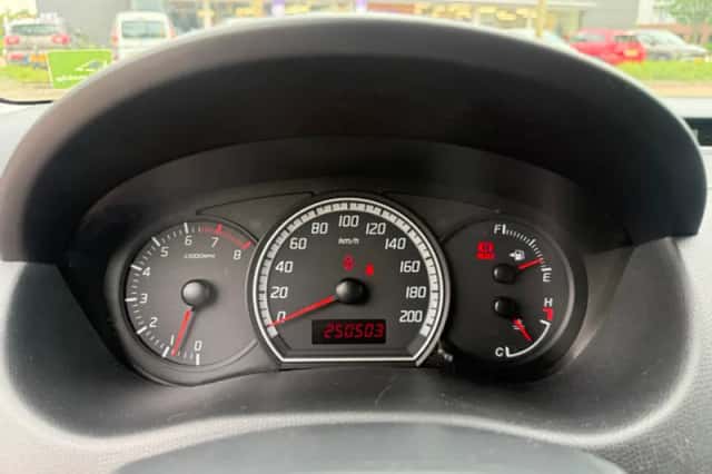 Suzuki Swift (2009) thumbnail 11