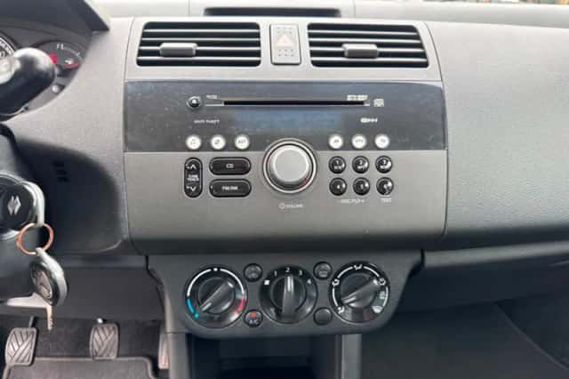 Suzuki Swift (2009) thumbnail 12
