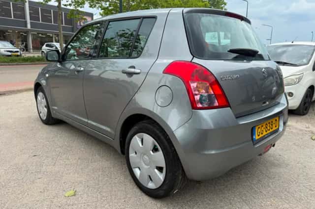 Suzuki Swift (2009) thumbnail 4