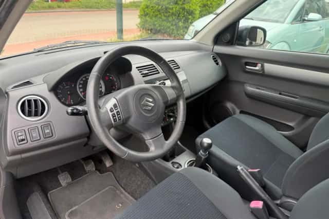 Suzuki Swift (2009) thumbnail 7