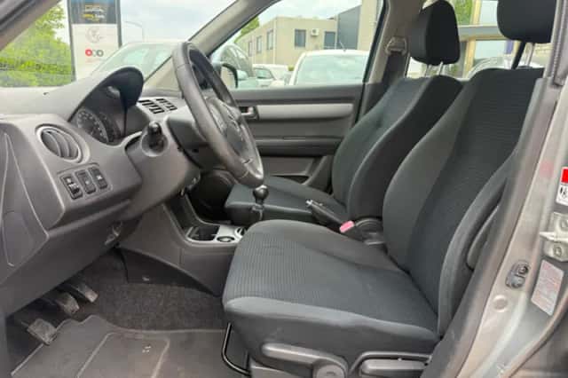 Suzuki Swift (2009) thumbnail 8
