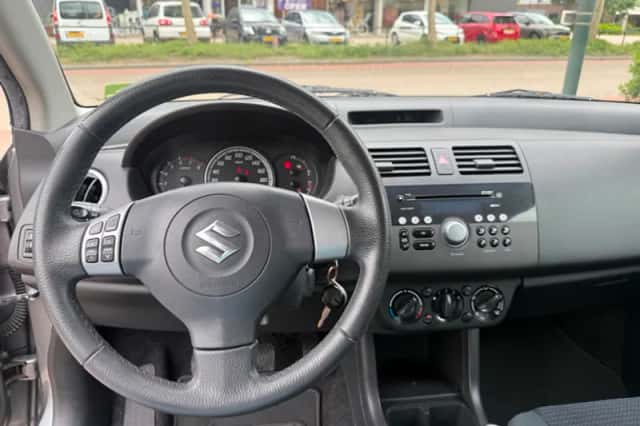Suzuki Swift (2009) thumbnail 10
