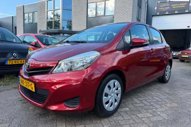 Toyota Yaris (2012) thumbnail 1