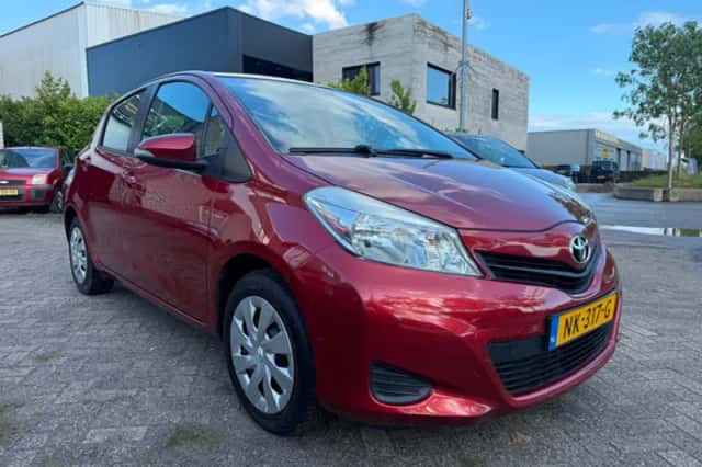 Toyota Yaris (2012) thumbnail 2