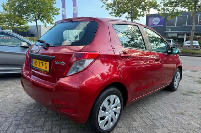 Toyota Yaris (2012) thumbnail 3