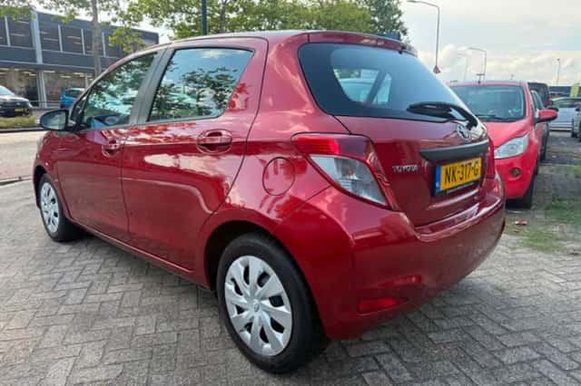 Toyota Yaris (2012) thumbnail 4